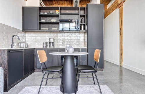 Sheffield Neighbors Apartment | Sleek Lincoln Park 1BR w/Lounge, Roof & Gym, near DePaul, by Blueground