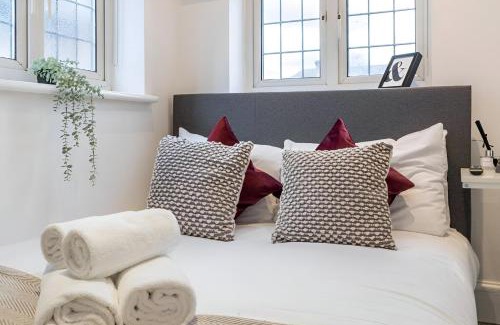 Childs Hill Apartment | Sleek Loft Living Minimalist Urban Escape