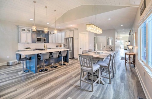 Ludington House | Sleek Ludington Haven Less Than 1 Mi to Lake Michigan