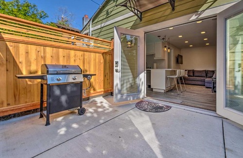 Haller Lake House | Sleek Modern Home with Patio, 8 Mi to Dtwn Seattle!