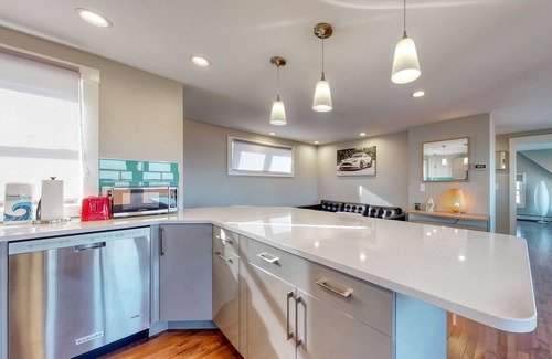 Munjoy Hill Condo | Sleek & newly-renovated third-floor condo w/amazing water views - walk to bay