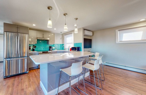 Munjoy Hill Condo | Sleek & newly-renovated third-floor condo w/amazing water views - walk to bay