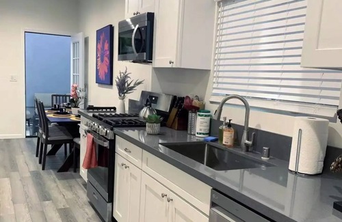 Fullerton House | Sleek · Private Home · Near Disneyland!