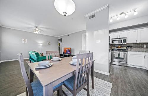 Fossil Creek Apartment | Sleek Retreat 2BR, 2BA Pool Access