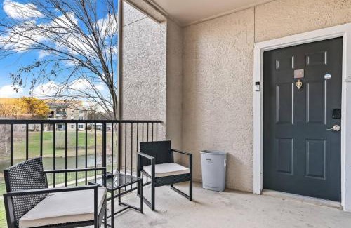 Fossil Creek Apartment | Sleek Retreat 2BR, 2BA Pool Access