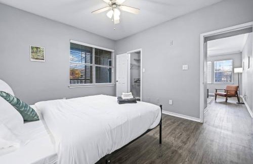Fossil Creek Apartment | Sleek Retreat 2BR, 2BA Pool Access