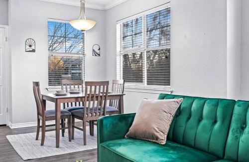 Fossil Creek Apartment | Sleek Retreat 2BR, 2BA Pool Access