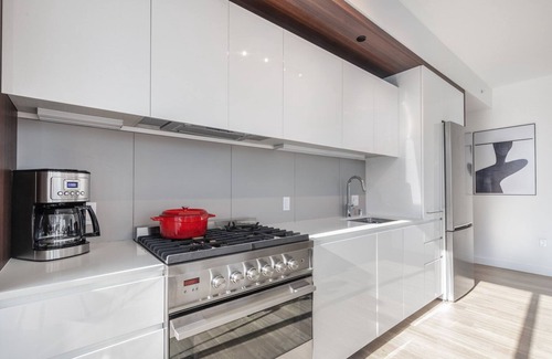 South Beach Apartment | Sleek Rincon Hill 2BR w/Gym, Movie Theater, nr. Facebook by Blueground