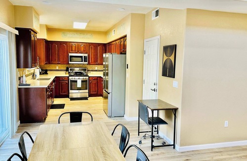Reno House | Sleek Sierra Retreat|4Bedrooms|Sleeps13
