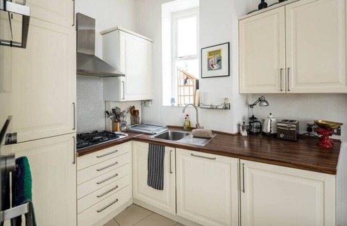 Kensington Apartment | Sleek Simple and Peaceful 1BD Flat Kensington