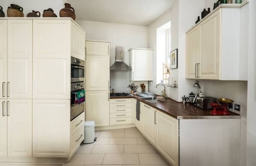 Kensington Apartment | Sleek Simple and Peaceful 1BD Flat Kensington