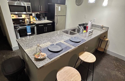 Richmond Apartment | Sleek & Spacious Gem with QnBd in the heart of Scott’s/WiFi/AC/fitness room