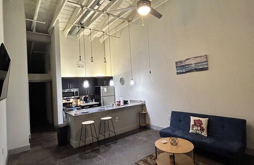 Richmond Apartment | Sleek & Spacious Gem with QnBd in the heart of Scott’s/WiFi/AC/fitness room