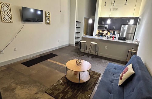 Richmond Apartment | Sleek & Spacious Gem with QnBd in the heart of Scott’s/WiFi/AC/fitness room