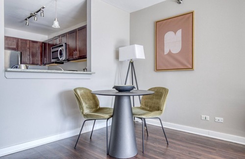 Streeterville Apartment | Sleek Streeterville Studio w/Pool & Gym, near Park, by Blueground