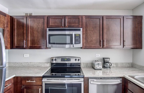 Streeterville Apartment | Sleek Streeterville Studio w/Pool & Gym, near Park, by Blueground
