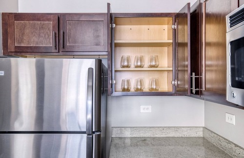 Streeterville Apartment | Sleek Streeterville Studio w/Pool & Gym, near Park, by Blueground