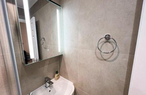 St. Pancras Apartment | Sleek studio flats in Euston, Islington near Regents Park