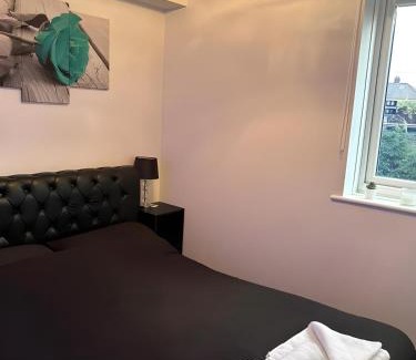 West Ham Apartment | Sleek & Stylish - E15 Apartment With Parking