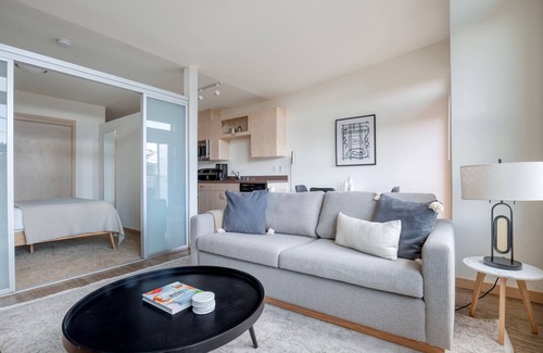 Wallingford Apartment | Sleek Wallingford 1BR w/Lounge & W/D, nr shops & bars, by Blueground