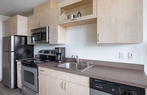 Wallingford Apartment | Sleek Wallingford 1BR w/Lounge & W/D, nr shops & bars, by Blueground