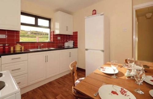 Ardara Cottage | Sleep 6 Cottage -PetsOK, SelfCheck-In, FreeParking