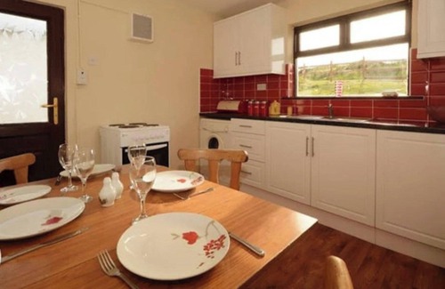Ardara Cottage | Sleep 6 Cottage -PetsOK, SelfCheck-In, FreeParking