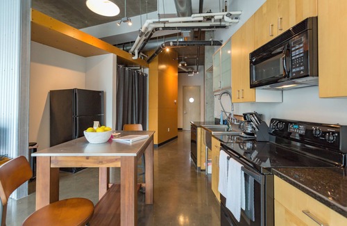 The Gulch Apartment | Sleep 6! Stylish Loft Near Broadway!