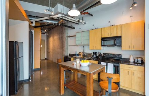 The Gulch Apartment | Sleep 6! Stylish Loft Near Broadway!