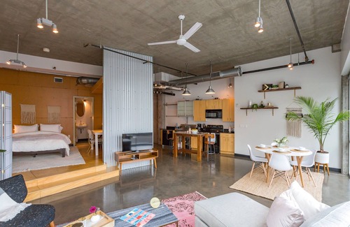 The Gulch Apartment | Sleep 6! Stylish Loft Near Broadway!