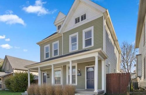 Fountain Square House | Sleep 8-King - 1600-sqft - Fountain Sq -Baby