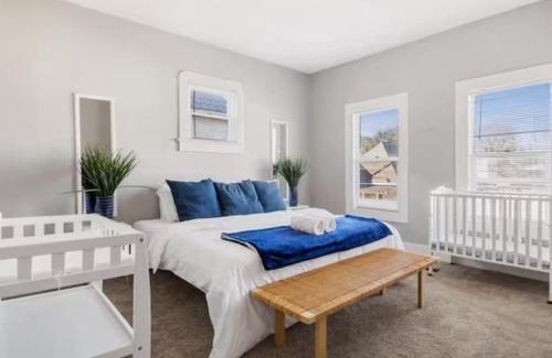 Fountain Square House | Sleep 8-King - 1600-sqft - Fountain Sq -Baby