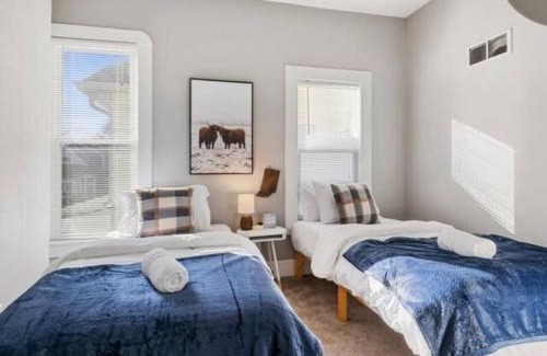 Fountain Square House | Sleep 8-King - 1600-sqft - Fountain Sq -Baby