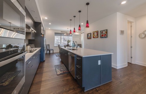 Hermitage House | Sleep 8 on Central! Conveniently Located!!! 3 bed 3 1/2 bath Townhome.
