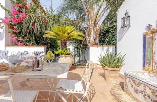 San Bartolome Apartment | Sleep in a 17th century stately palace home and celebrate Seville in stye