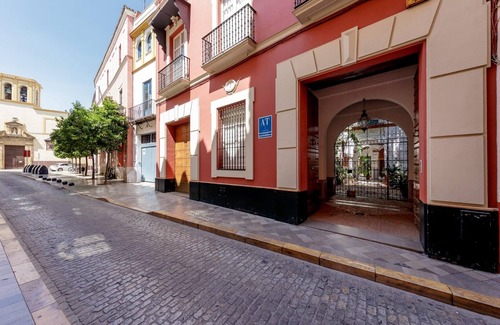 San Bartolome Apartment | Sleep in a 17th century stately palace home and celebrate Seville in stye