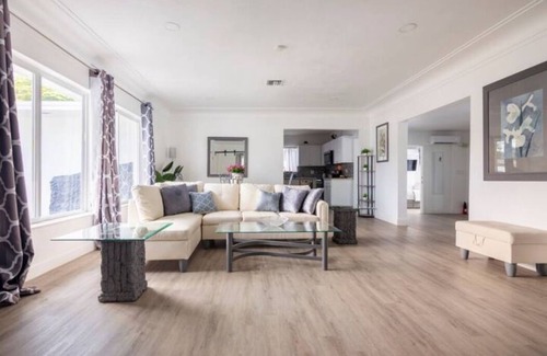 Golden Glades House | Sleep in your own bed ! Spacious 4/2 Pool home in beautiful North Miami Beach