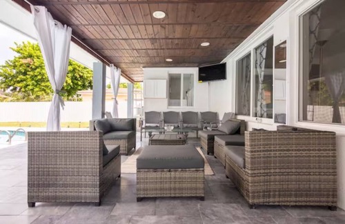 Golden Glades House | Sleep in your own bed ! Spacious 4/2 Pool home in beautiful North Miami Beach