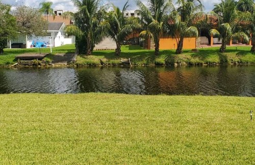 Golden Glades House | Sleep in your own bed ! Spacious 4/2 Pool home in beautiful North Miami Beach