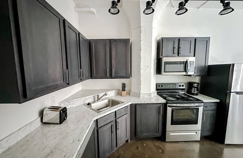 Old Town Apartment | Sleepover: Beautiful Studio + Parking - Wichita