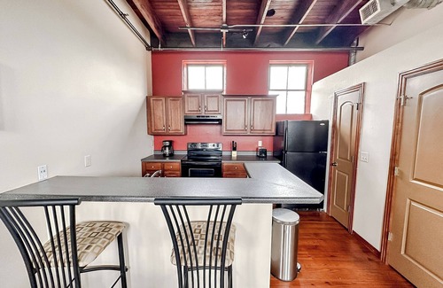 Springfield Apartment | Sleepover Central 2BD/1BA + Parking - Downtown Springfield
