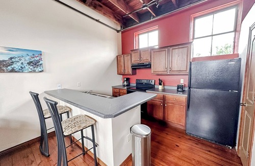 Springfield Apartment | Sleepover Central 2BD/1BA + Parking - Downtown Springfield