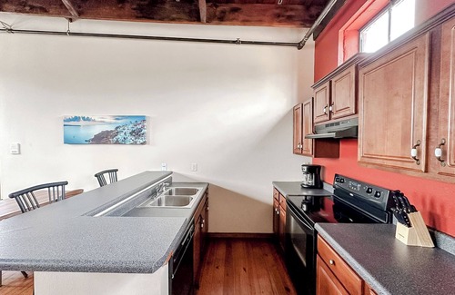 Springfield Apartment | Sleepover Central 2BD/1BA + Parking - Downtown Springfield