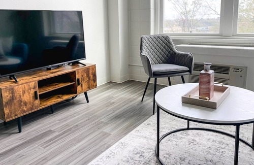 Walnut Hills Apartment | Sleepover: Classy 1BD/1BA + Gym - Downtown Cincinnati