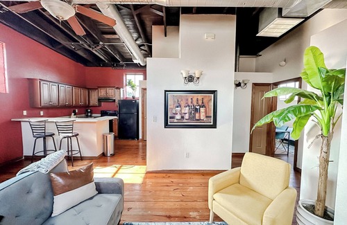 Springfield Apartment | Sleepover Extraordinary 2BD/1BA + Parking - Downtown Springfield