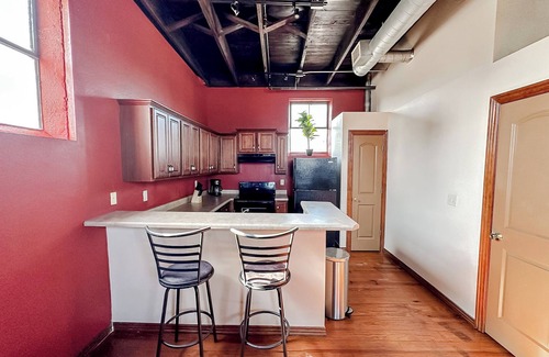 Springfield Apartment | Sleepover Extraordinary 2BD/1BA + Parking - Downtown Springfield