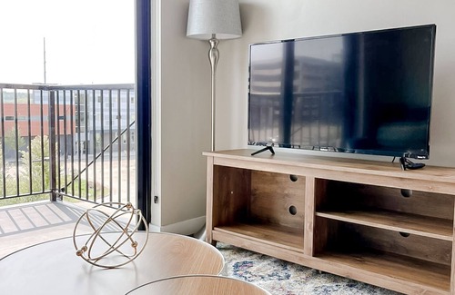 Downtown Des Moines Apartment | Sleepover: Rare 1BD/1BA - Downtown Des Moinesn