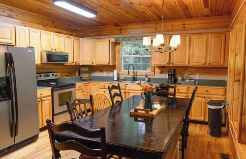 Banner Elk Cabin | Sleeps 10~Boone area getaway! Waterfalls,trails, Grandfather Mtn & wineries.