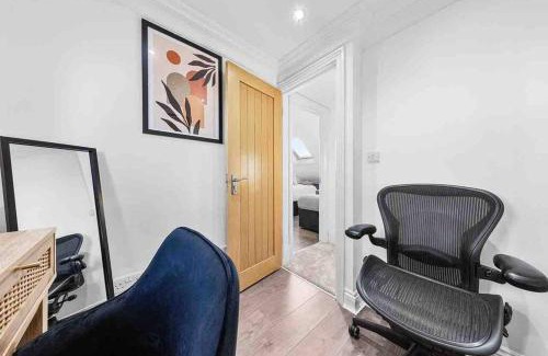Loxford House | Sleeps 10, CINEMA TV , 2 baths, 10 mins to Stratford