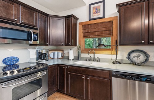 Waynesville House | Sleeps 10, Hot Tub, wifi, 3 bed, 3 bath, Bonus room w/2 sleeping areas, pets ok
